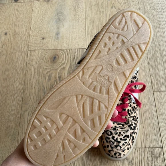 nwot MIA Leopard Print Sneakers Red Laces Gum Sole Casual Street Style 8.5 - Picture 3 of 6